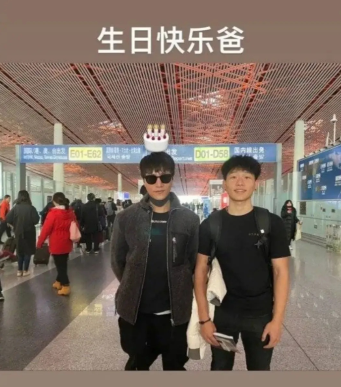 Son of 45 years old of birthday sends Chen Kun the blessing, 2 people close to be nodded according to Cheng Liang, does old father and son become brother? 