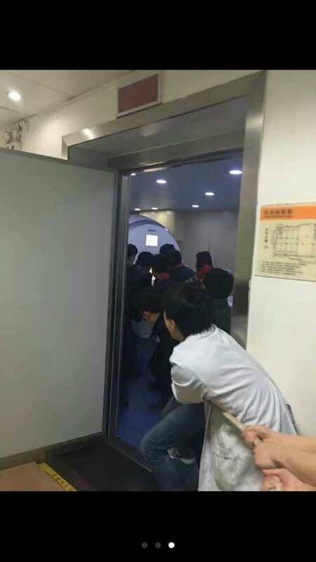 完蛋！金属推车又被磁共振吸上了