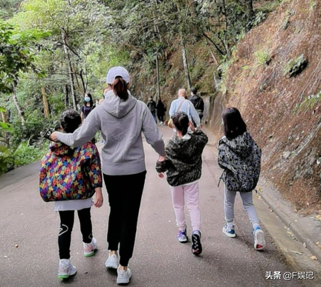 黎姿罕見曬3位女兒嬰兒時的正面照細心清潔一家五口的幸福相片