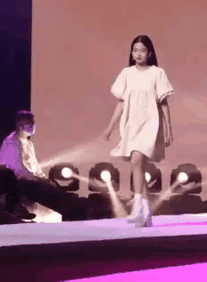 鐘麗緹13歲次女長開，與甜馨撞造型變女王，考拉“嫦娥”造型美翻