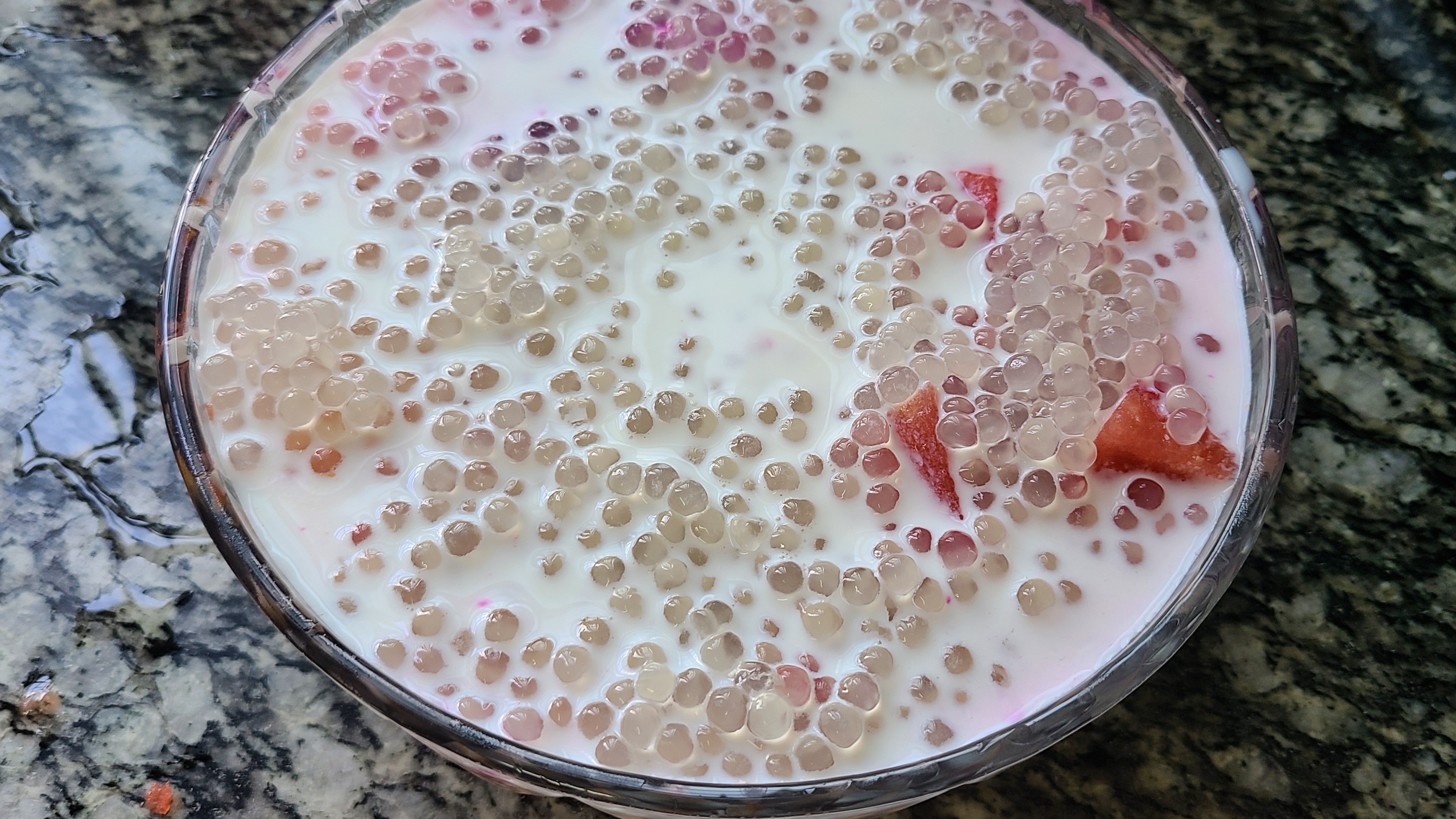 水果西米露，是廣東人夏天經常吃的一道美食，冰涼好喝味道好