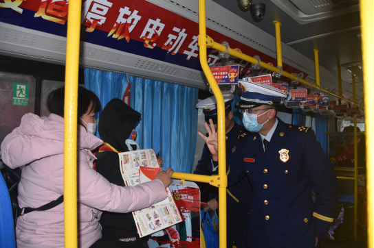 四川省长宁县：启动“火焰蓝”主题公交车