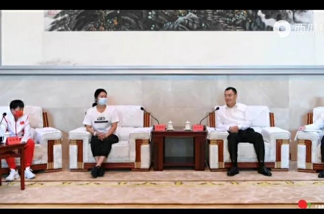 终于现身了，全红婵受湛江市领导接见，回村时关注度太高