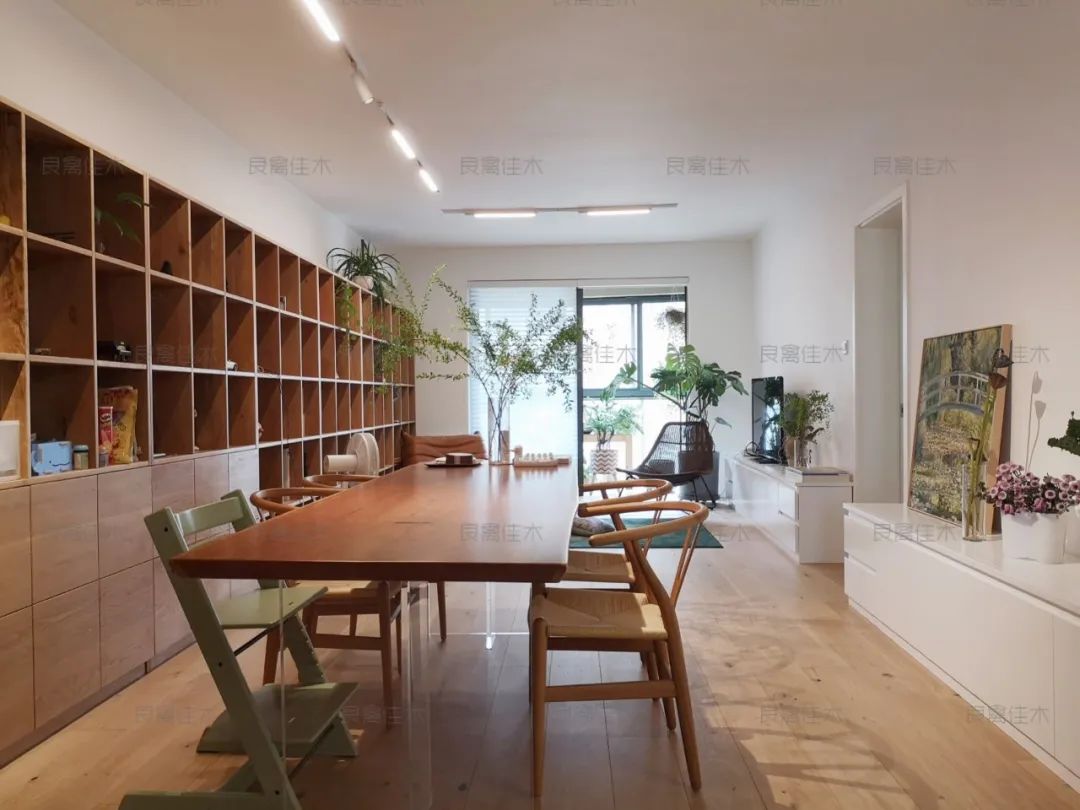 留德归沪建筑师主导设计，用超级书柜让尴尬客厅秒变超级空间