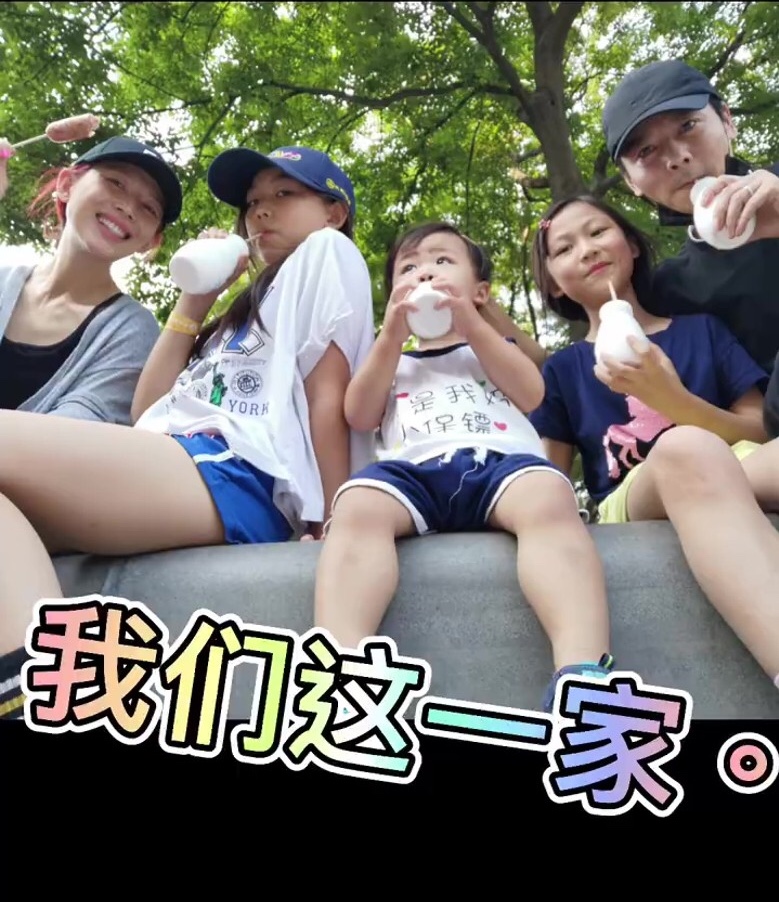 蔡少芬张晋带三子女喂流浪猫，鱼蛋投喂成功后开心不已，模样超萌