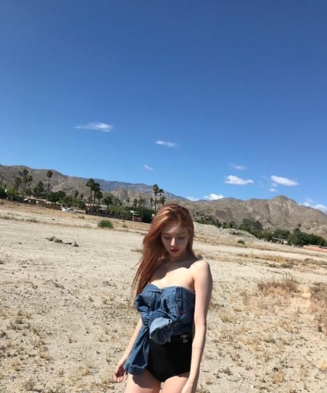 泫雅上衣险些走光惹争议，性感穿搭惊艳全场，