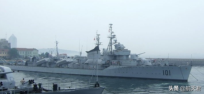 最后一艘051驱逐舰退役！17吨黄金换一艘战舰的日子，一去不返