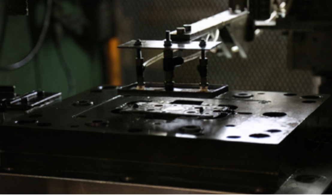 小米转型高端市场，贫民窟的百万富翁为何总想