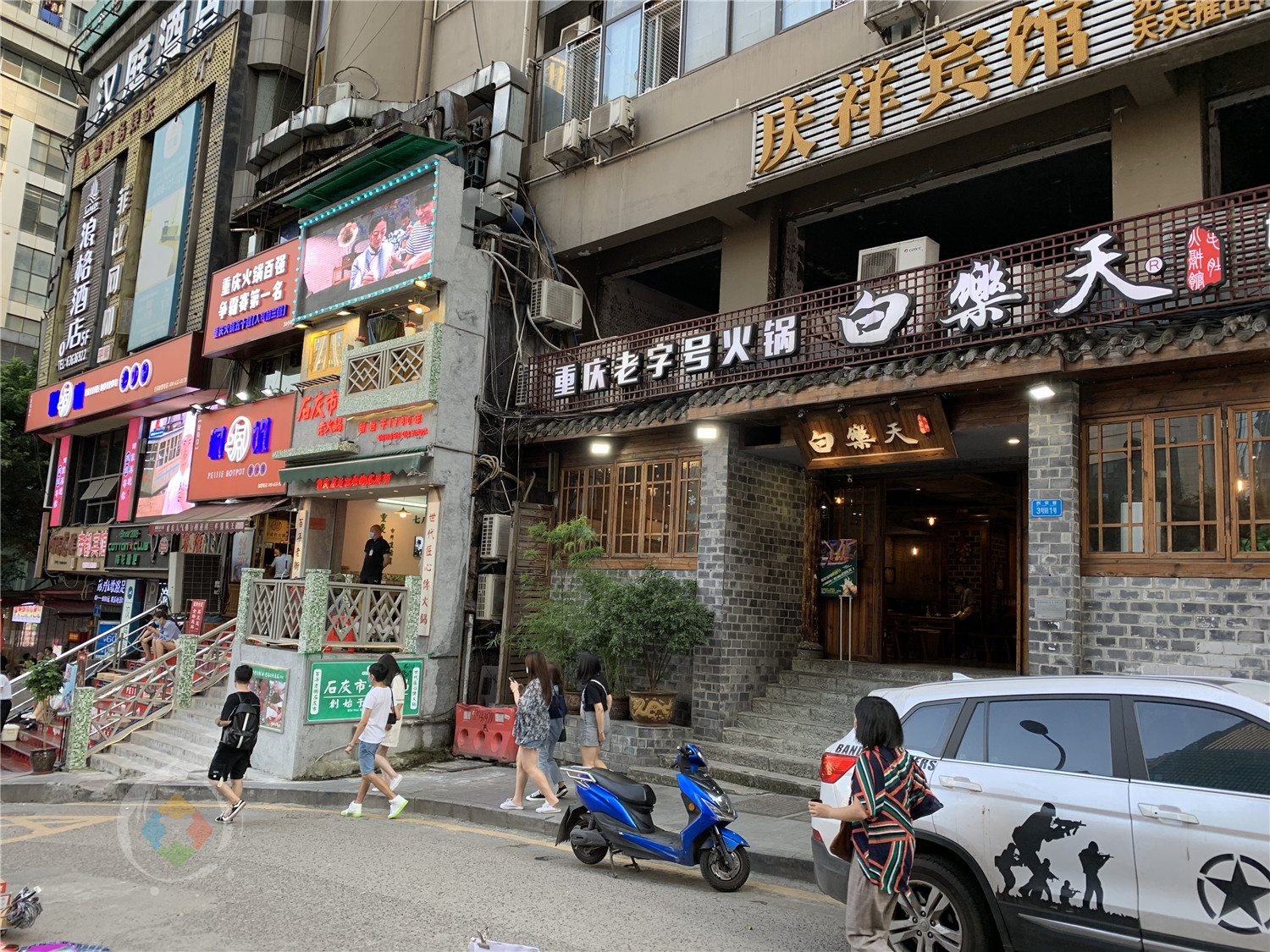 重庆石灰市菜市场关门修整，摊主纷纷摆起了地摊，热闹得像赶场