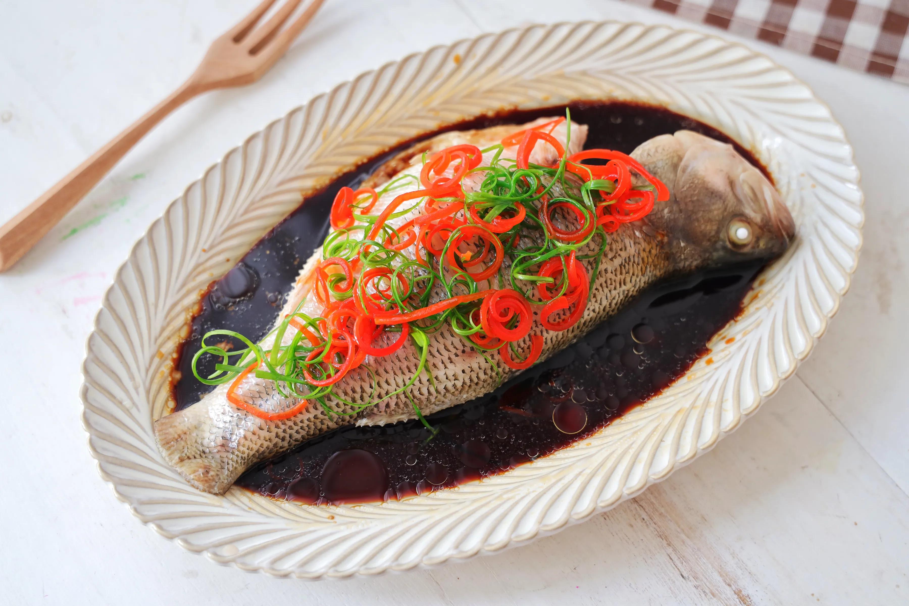 孩子最愛吃的清蒸鱸魚，簡單蒸一蒸，肉質鮮嫩，清淡不油膩