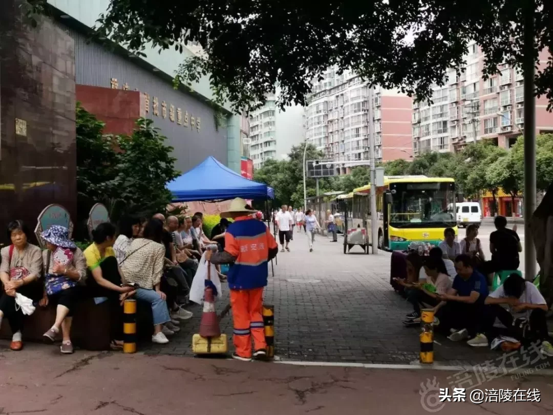 直击涪陵高考最后一科现场,当年你们考完,走出考场是什么感觉?