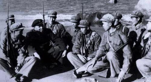 解放军有两位传奇将军，同龄、同乡、同事，还