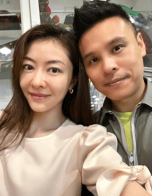 熊黛林晒全家福为老公庆生，家中书柜摆满夫妻合影，网友催生儿子