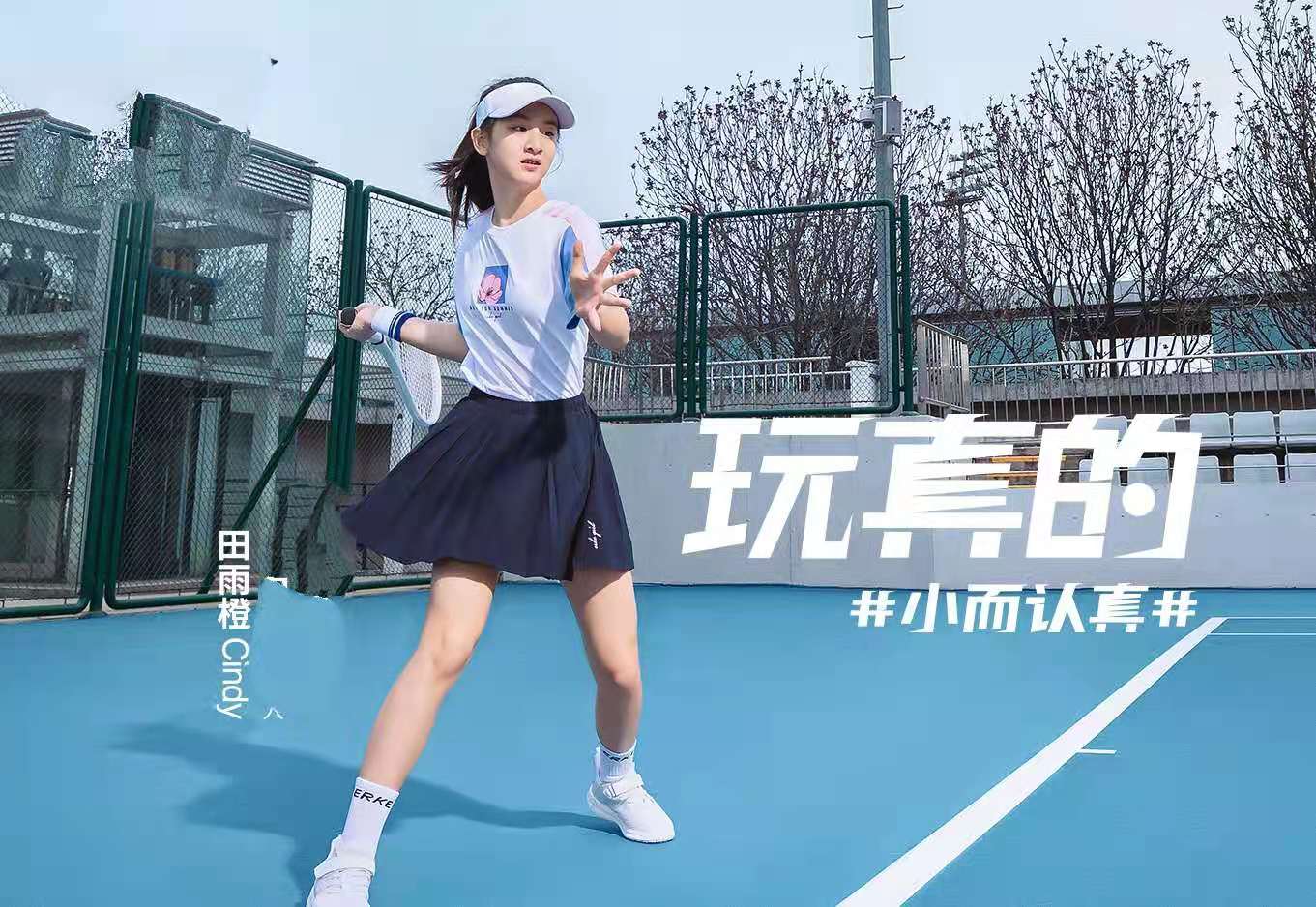 田亮一家四口现身机场，13岁森碟高挑显眼，弟弟身高已到妈妈肩膀