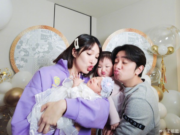 王祖藍夫妻豪華遊艇過節，吃燭光晚餐嘟嘴吻，李亞男卻凍得臉發白