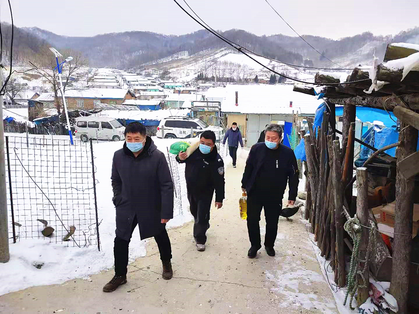 踏雪慰问贫困户 山村送暖春意浓