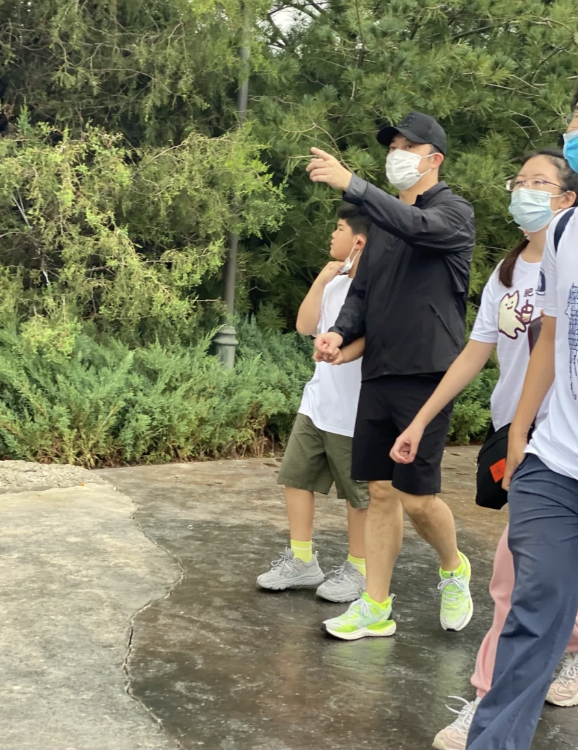 沙溢全家打卡环球影城，胡可无美颜自信怼脸拍，安吉小鱼儿齐长胖