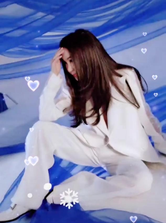 55岁温碧霞晒工作花絮，皮肤状态堪比少女，穿白西装又美又酷