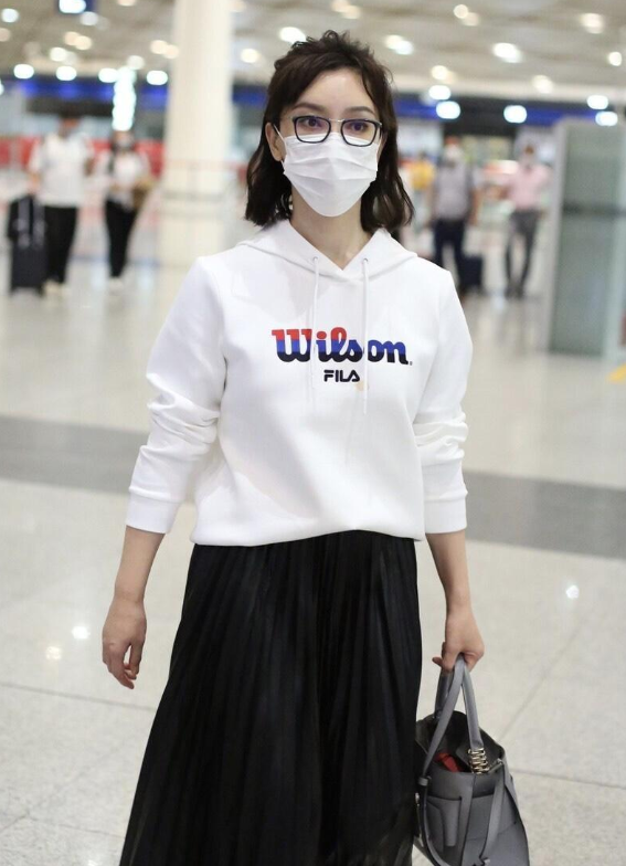 陈数的优雅感有多美？黑白配造型简单却显年轻