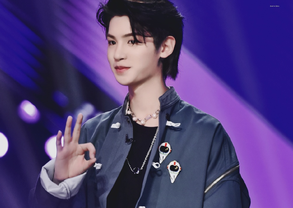 黄明昊踩空摔下舞台一脸懵被挂台上看着太吓人了