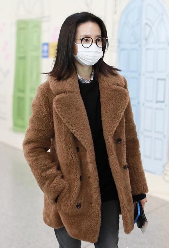 董洁为了美可真拼，大冬天穿粉白外套配超短裙，冻得双腿站不直