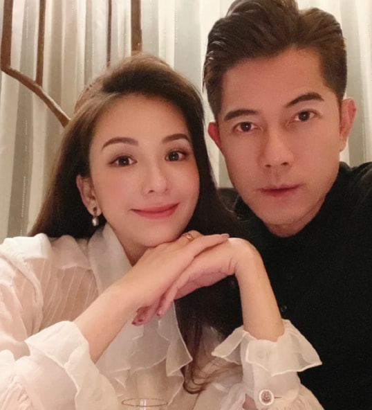 郭富城中秋节与妻女豪宅天台赏月，方媛和俩女儿穿旗袍太美了