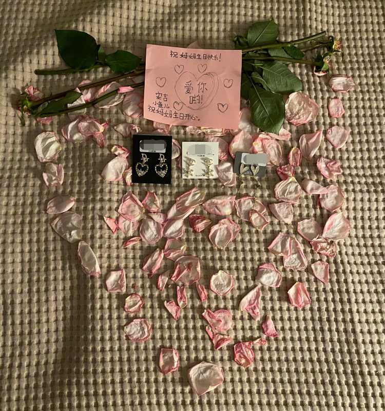 胡可曬慶生照，安吉魚兒夾擊親吻媽媽，送耳飾當禮物超暖心