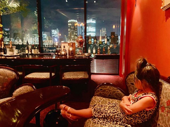 周杰倫與女兒坐豪車同框，5歲小周週紮馬尾穿皮衣，時尚感十足