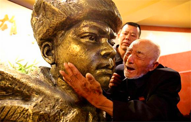 战斗英雄柴云振失踪33年，中央登报寻找，邓小平：必须找到他