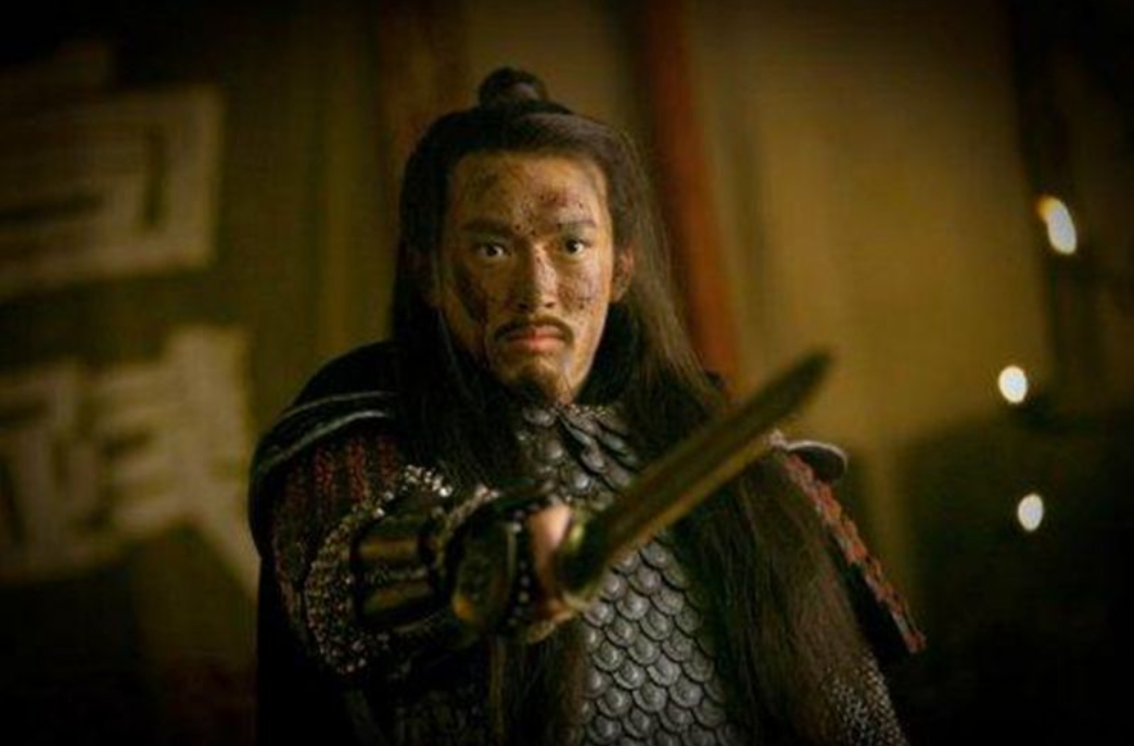 越王勾践剑，为什么2500年不生锈？专家放大3000倍，终于发现原因