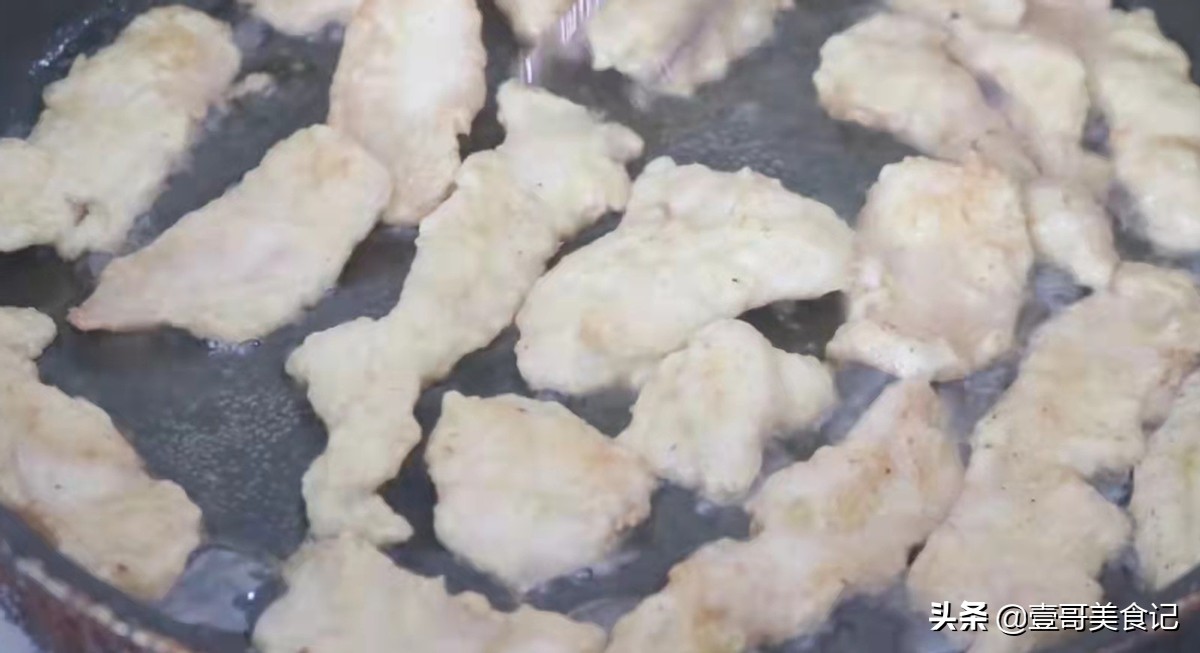 鸡胸肉好吃有诀窍，切记直接炒，加1个鸡蛋，不腥不柴营养又下饭