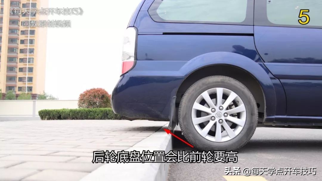 開車上馬路牙子技巧，學會可有效防止爆胎，以后上馬路牙子要這樣
