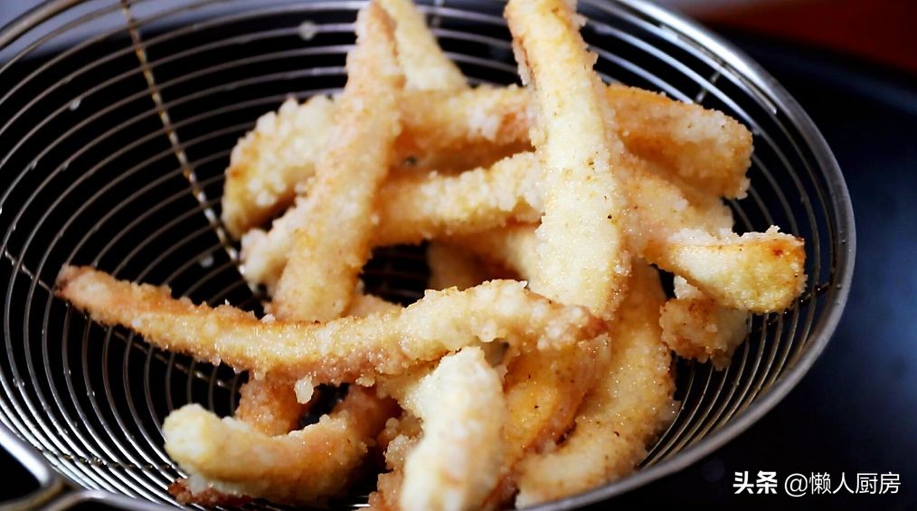 这是香酥鱿鱼条的做法，不要直接裹淀粉，这样处理一下，外壳更酥