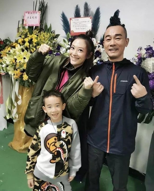 應采兒曬二胎理髮視頻，五人圍繞陣仗大，HoHo活潑好動超可愛