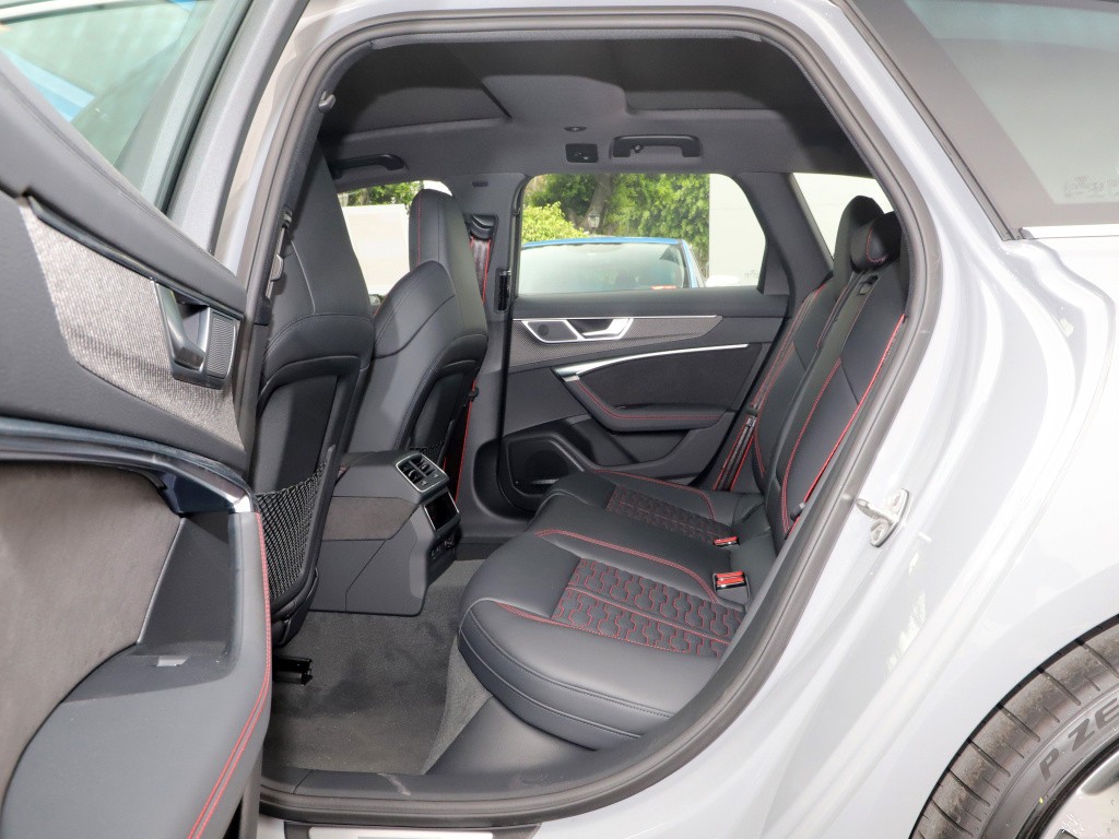 不过rs6好歹是一台车长近5米的旅行车,乘坐空间也是足够日常使用的