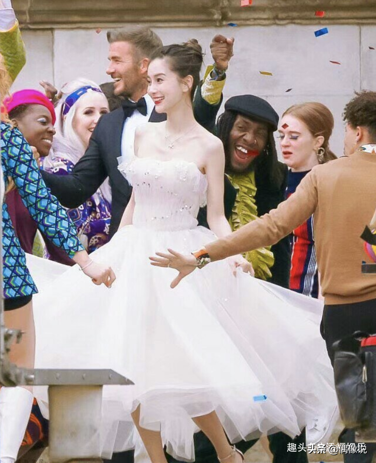 Angelababy给儿子寄贺卡，内容有黄晓明，夫妻恩爱