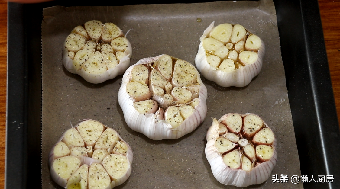這是烤箱版烤大蒜頭的做法，比碳烤得更省事，軟糯鹹香