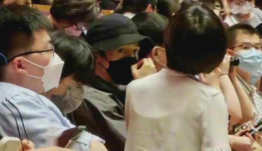 胡歌被传与薛佳凝复合，同台站在薛佳凝身后显亲密，胡歌方已否认