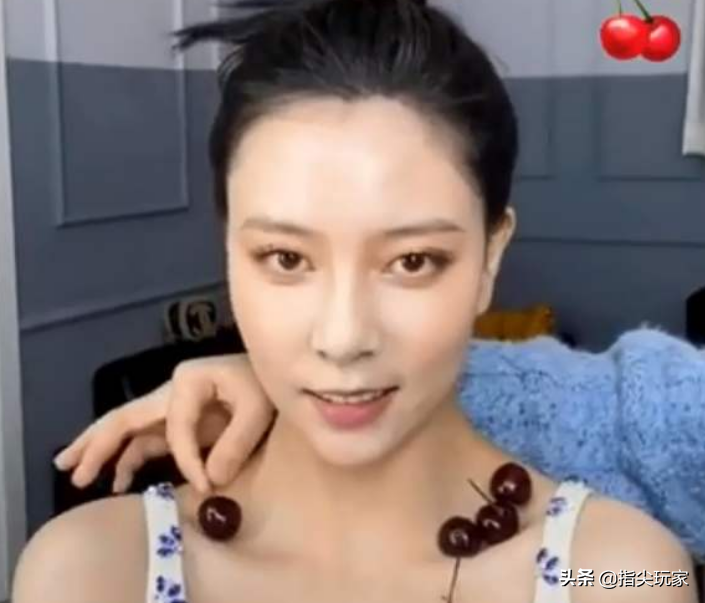 明星也爱秀锁骨，宋妍霏放车厘子戚薇放肥皂，