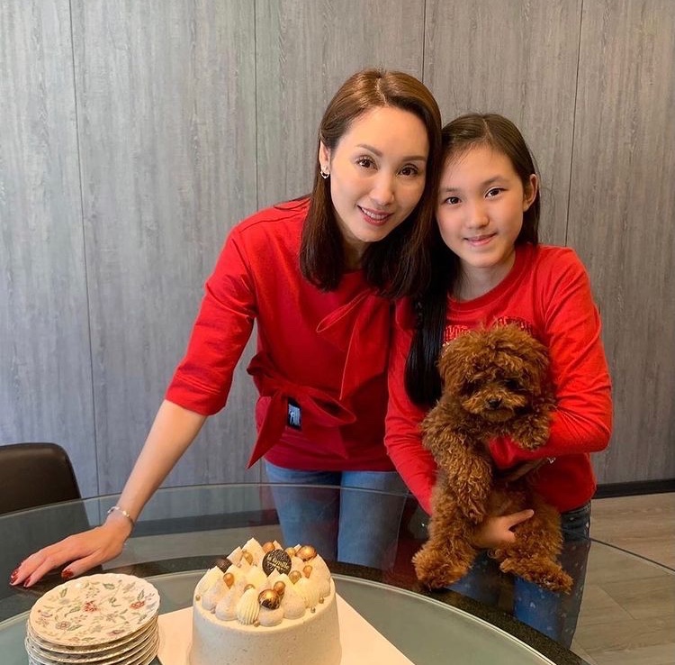郭可盈和女兒穿同款造型似姐妹，11歲津津很有大家閨秀氣質