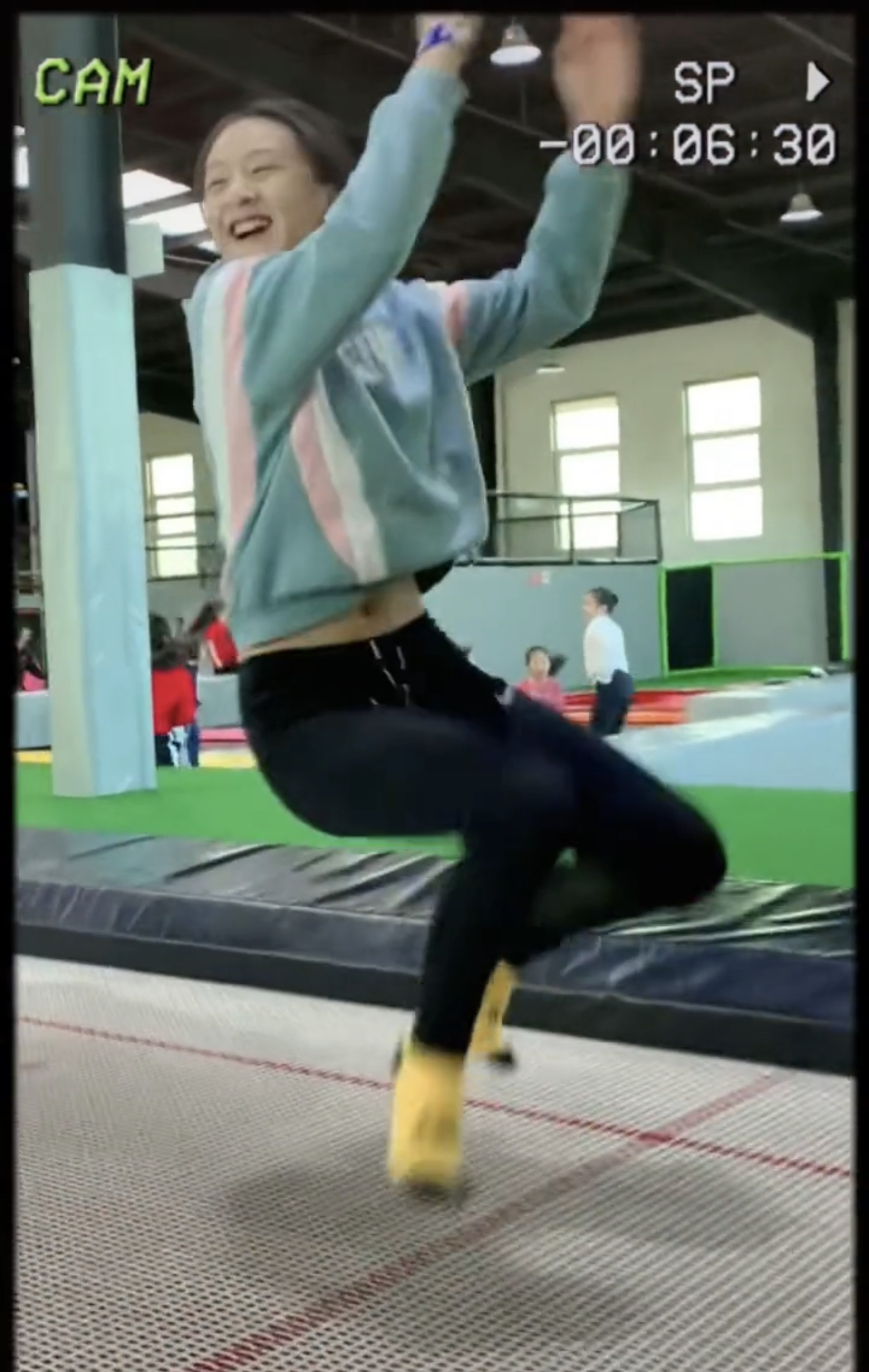 叶一茜晒儿女玩蹦床视频，13岁森碟美丽动人，大长腿十分抢镜