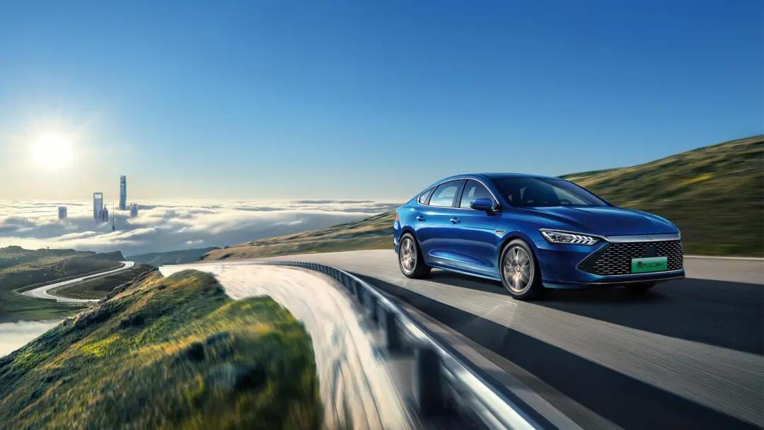 每公里油费2毛5还能上绿牌，比亚迪秦PLUS比丰田混动香多了