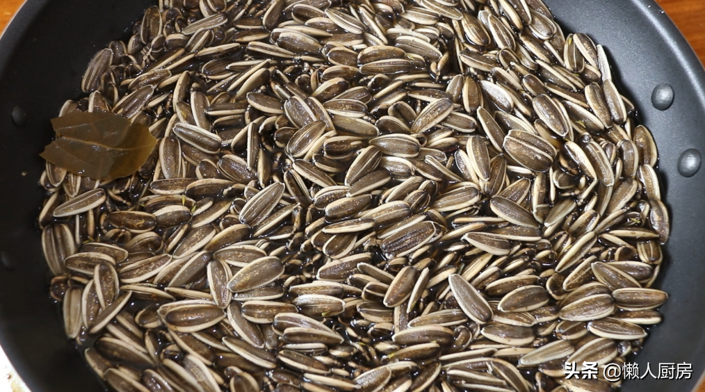 想吃焦糖瓜子不用买，自己在家就能做，一煮二晒三烤制3步搞定