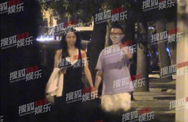孙红雷深夜与娇妻散步，十指紧扣大秀恩爱，王骏迪打扮清凉身材好