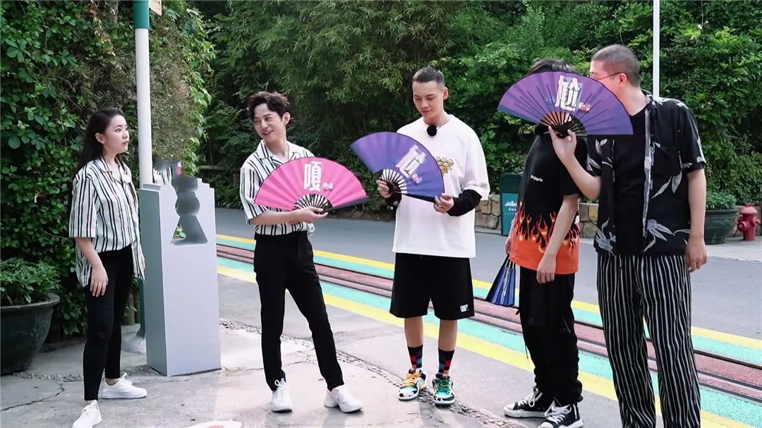 Serious people, become hard when red put together art Ga