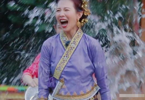 妻子团泼水之后，才意识到妆都花了，看到吉娜的脸，才懂啥叫半永