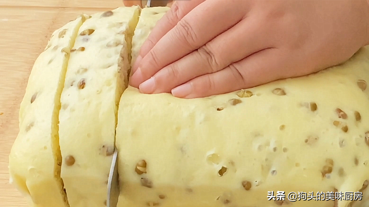 夏天多吃绿豆，教你一个做法，加2个鸡蛋进去，出锅香甜又暄软