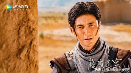 《龙岭迷窟》两次出现在石壁上方凹洞里的不明