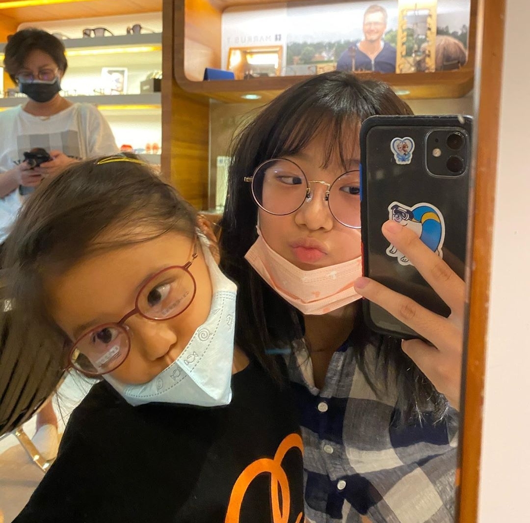 梧桐妹晒咘咘试戴眼镜，文绉绉书生气十足，姐妹俩越来越像