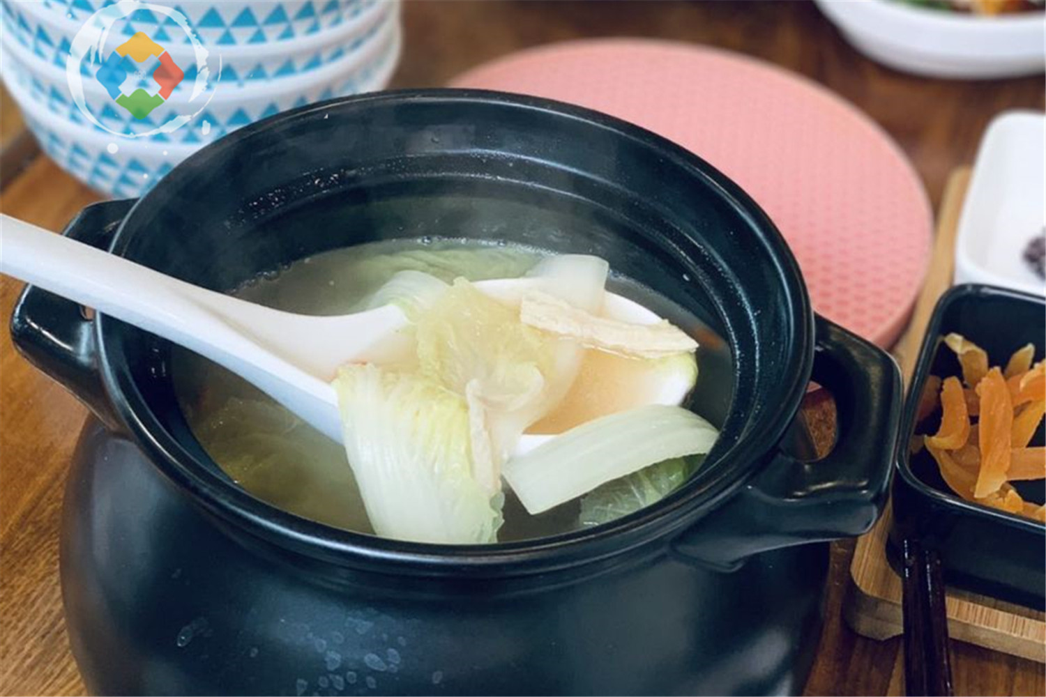 重庆噱头十足的耗儿鱼火锅，在美国打广告，特色蘸料有5种食材